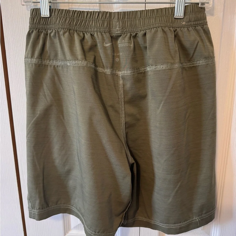Nike Men’s Olive Green Athletic Shorts with Blue Drawstring Size Small Pockets
